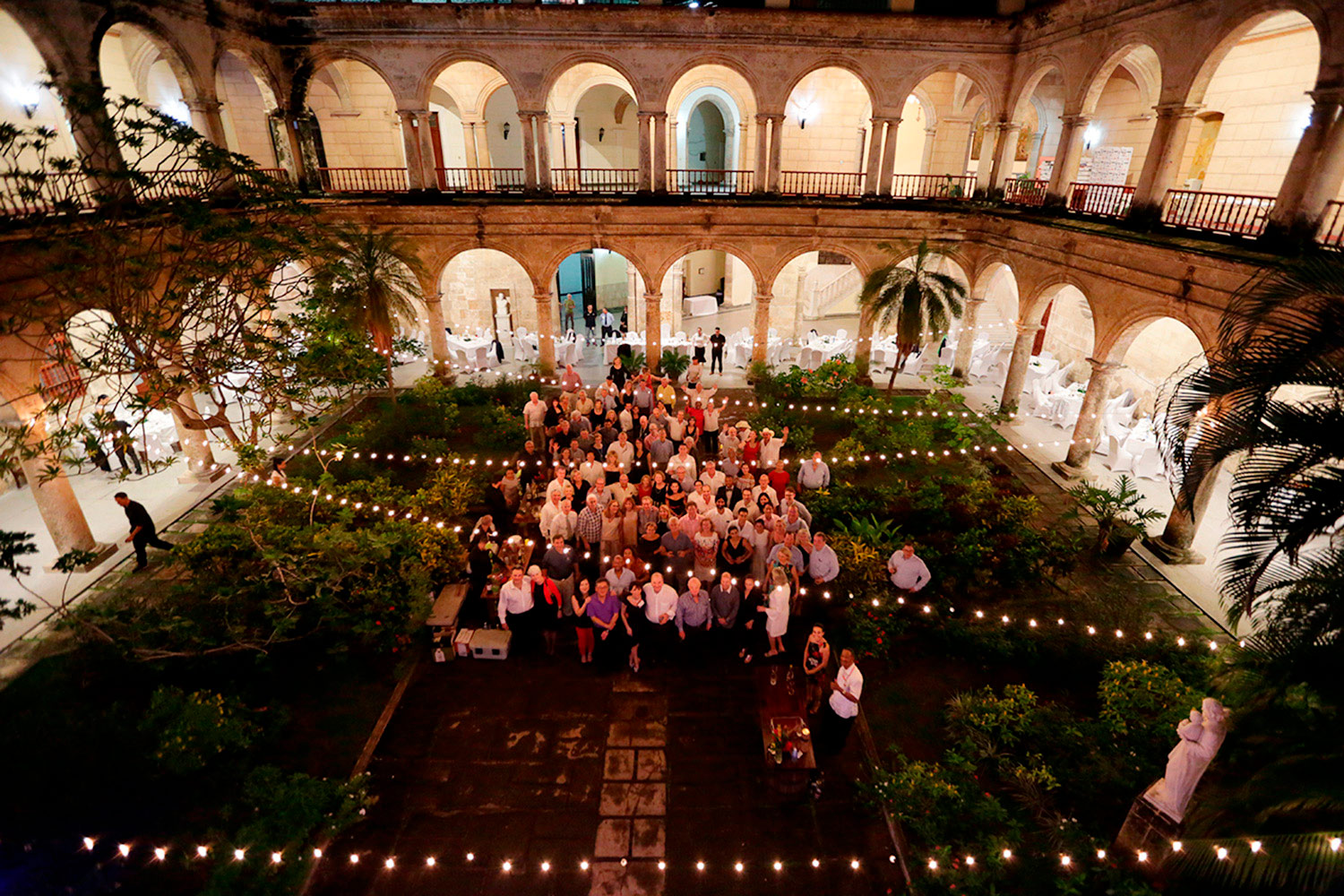 Havana Reverie - CORPORATE DINNER WITH
HABANA COMPAS
DANCE